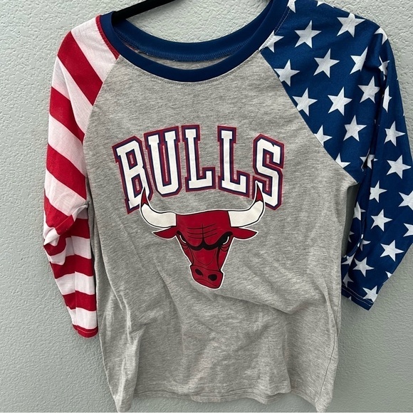 Vintage EUC NBA Chicago Bulls 3/4 Sleeve Tee American Flag Pride Size Small - Picture 2 of 4